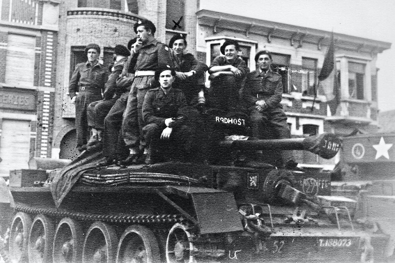 tjeckiska soldater dunkerque 1945 stridsvagn Andra världskriget, Dunkerques befrielse från tyskarna. Tjeckiska soldater firar på en stridsvagn.